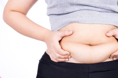 Şişman bir kadının aşırı şişman göbeği, beyaz arka planda izole edilmiş şişman bir göbeği var. Diyet yaşam tarzı, kilo kaybı, mide kası, sağlıklı konsept.