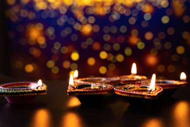 Hint festivali Diwali, Diya petrol lambaları renkli Rangoli 'yi aydınlatıyor. Geleneksel Hindu. Mutlu Deepavali 'ler. Metin için alanı kopyala.