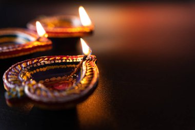 Hint festivali Diwali, Diya petrol lambaları renkli Rangoli 'yi aydınlatıyor. Geleneksel Hindu. Mutlu Deepavali 'ler. Metin için alanı kopyala.