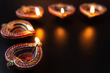 Hint festivali Diwali, Diya petrol lambaları renkli Rangoli 'yi aydınlatıyor. Geleneksel Hindu. Mutlu Deepavali 'ler. Metin için alanı kopyala.