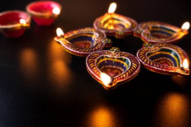 Hint festivali Diwali, Diya petrol lambaları renkli Rangoli 'yi aydınlatıyor. Geleneksel Hindu. Mutlu Deepavali 'ler. Metin için alanı kopyala.