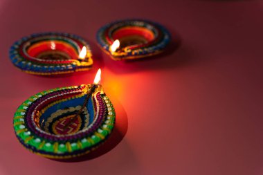 Hint festivali Diwali, Diya petrol lambaları renkli Rangoli 'yi aydınlatıyor. Geleneksel Hindu. Mutlu Deepavali 'ler. Metin için alanı kopyala.