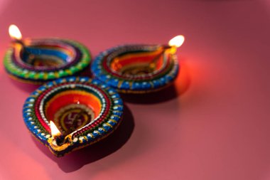 Hint festivali Diwali, Diya petrol lambaları renkli Rangoli 'yi aydınlatıyor. Geleneksel Hindu. Mutlu Deepavali 'ler. Metin için alanı kopyala.