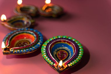 Hint festivali Diwali, Diya petrol lambaları renkli Rangoli 'yi aydınlatıyor. Geleneksel Hindu. Mutlu Deepavali 'ler. Metin için alanı kopyala.
