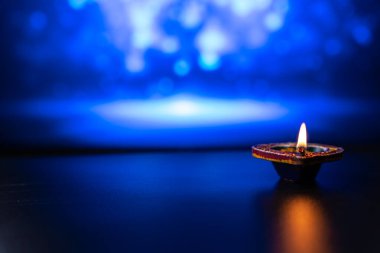 Hint festivali Diwali, Diya petrol lambaları renkli Rangoli 'yi aydınlatıyor. Geleneksel Hindu. Mutlu Deepavali 'ler. Metin için alanı kopyala.