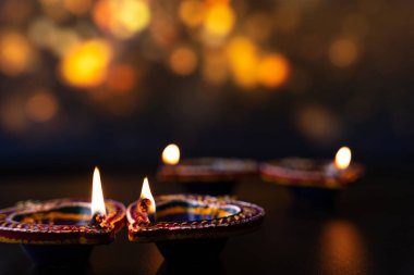 Hint festivali Diwali, Diya petrol lambaları renkli Rangoli 'yi aydınlatıyor. Geleneksel Hindu. Mutlu Deepavali 'ler. Metin için alanı kopyala.