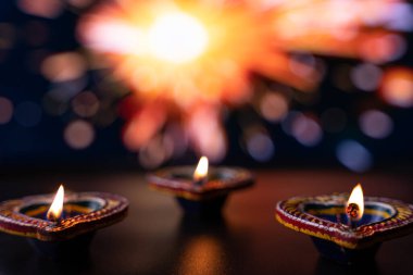 Hint festivali Diwali, Diya petrol lambaları renkli Rangoli 'yi aydınlatıyor. Geleneksel Hindu. Mutlu Deepavali 'ler. Metin için alanı kopyala.