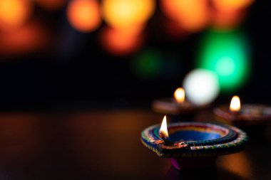 Hint festivali Diwali, Diya petrol lambaları renkli Rangoli 'yi aydınlatıyor. Geleneksel Hindu. Mutlu Deepavali 'ler. Metin için alanı kopyala.