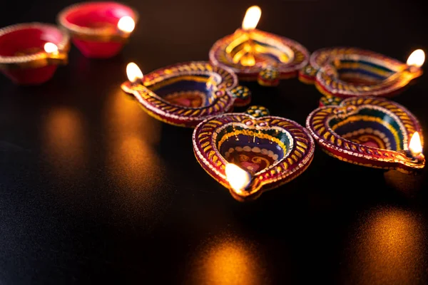 Hint festivali Diwali, Diya petrol lambaları renkli Rangoli 'yi aydınlatıyor. Geleneksel Hindu. Mutlu Deepavali 'ler. Metin için alanı kopyala.