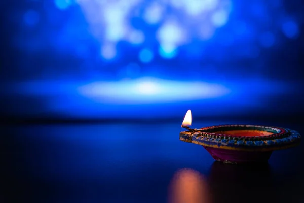 インドの祭りディワリ カラフルなレンゴリに点灯ディヤオイルランプ ヒンズー教の伝統 ハッピー ディープヴァリ テキストのコピースペース — ストック写真