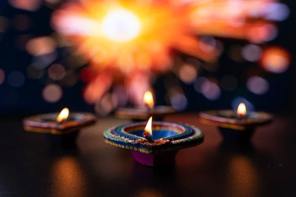 Индийский Фестиваль Diwali Diya Масляные Лампы Зажжены Красочных Ранголи Индуистские — стоковое фото