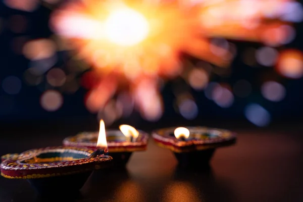 インドの祭りディワリ カラフルなレンゴリに点灯ディヤオイルランプ ヒンズー教の伝統 ハッピー ディープヴァリ テキストのコピースペース — ストック写真