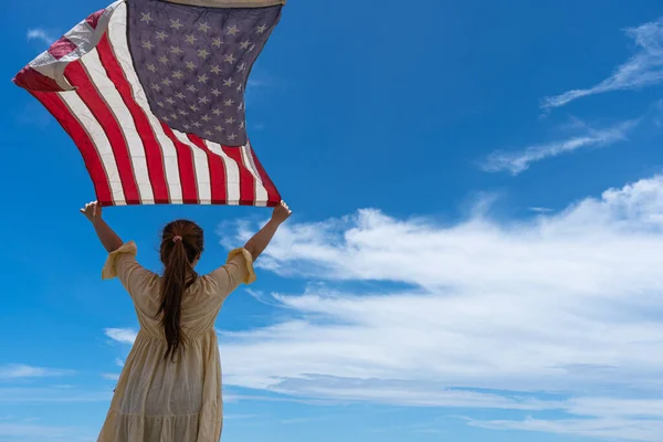 Mavi Gökyüzünün Altında Bayrak Tutan Ayakta Duran Kadın — Stok fotoğraf