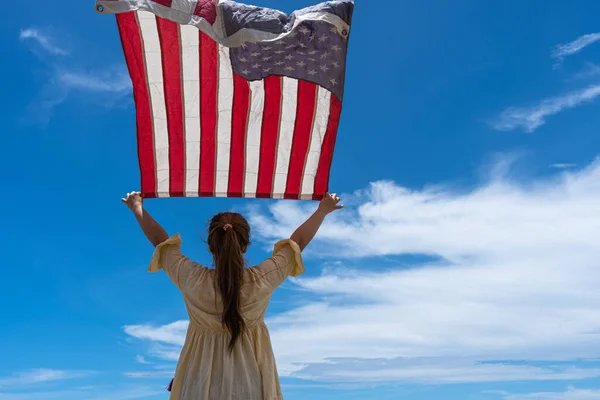 Γυναίκα Στέκεται Και Κρατώντας Σημαία Των Ηπα Κάτω Από Μπλε — Φωτογραφία Αρχείου