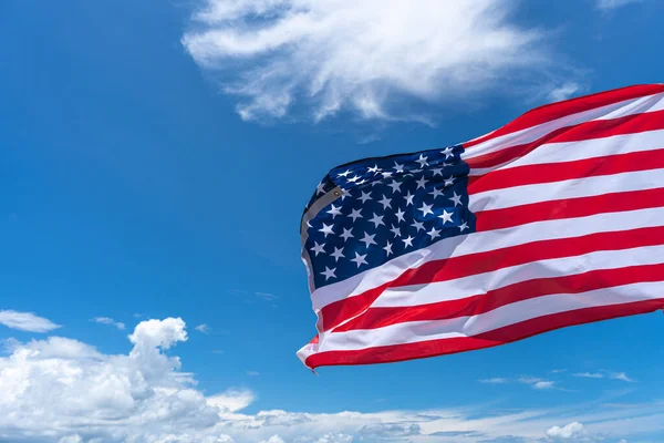 Waving Usa Flag Blå Himmel Baggrund - Stock-foto