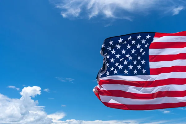 Waving Usa Flag Blå Himmel Baggrund - Stock-foto