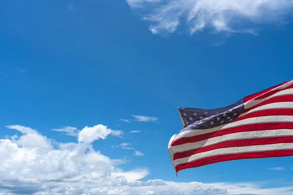 Waving Usa Flag Blå Himmel Baggrund - Stock-foto