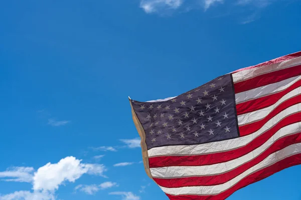 Waving Usa Flag Blå Himmel Baggrund - Stock-foto