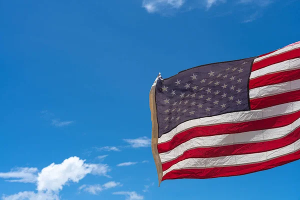 Waving Usa Flag Blå Himmel Baggrund - Stock-foto