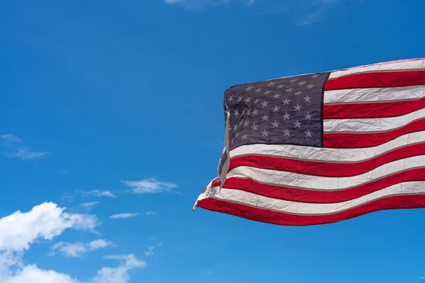 Heiluttaa Yhdysvaltain Lipun Alla Sininen Taivas Tausta — kuvapankkivalokuva