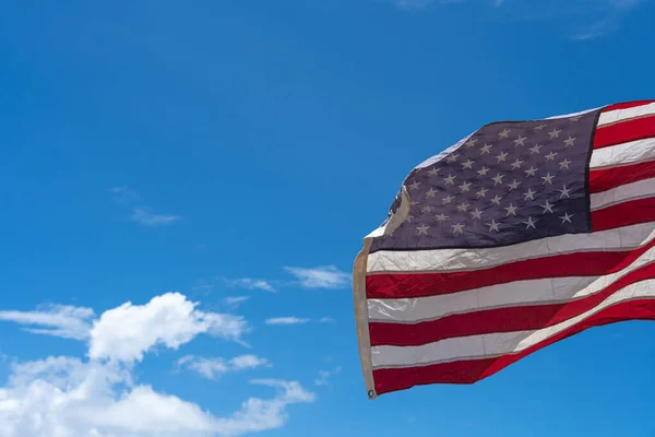 Waving Usa Flag Blå Himmel Baggrund - Stock-foto