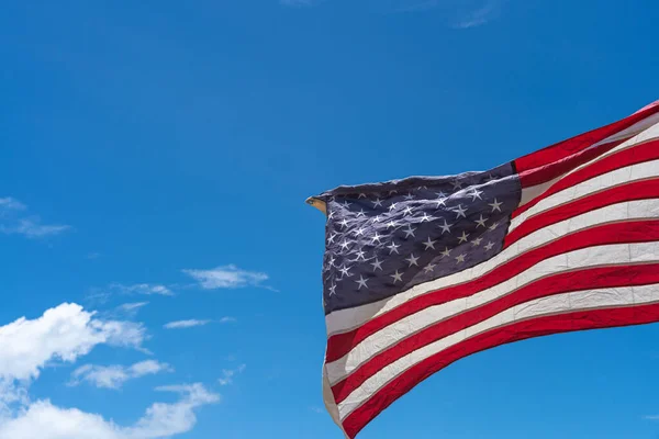 Waving Usa Flag Blå Himmel Baggrund - Stock-foto