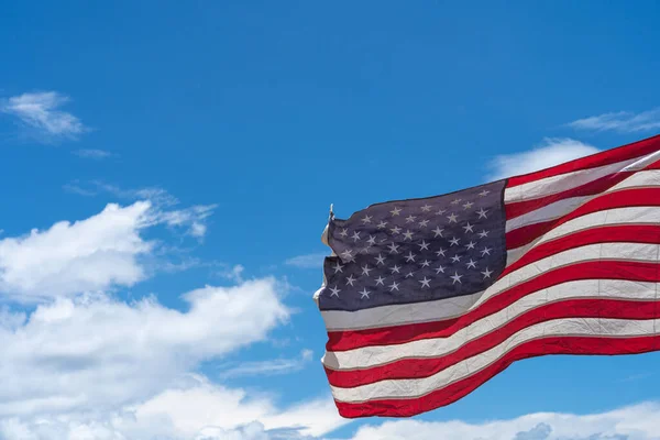 Waving Usa Flag Blå Himmel Baggrund - Stock-foto