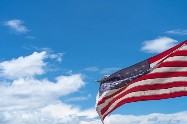 Waving Usa Flag Blå Himmel Baggrund - Stock-foto