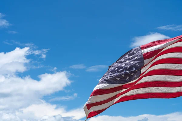 Waving Usa Flag Blå Himmel Baggrund - Stock-foto