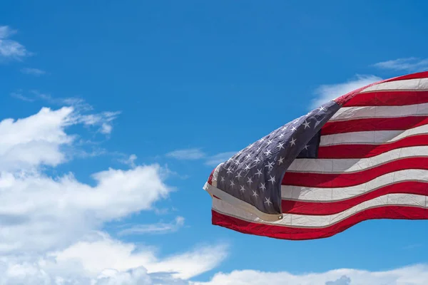 Waving Usa Flag Blå Himmel Baggrund - Stock-foto