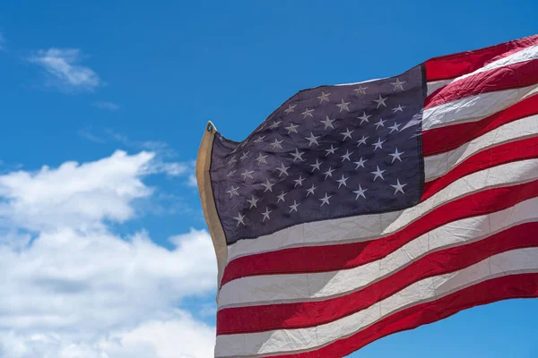 Waving Usa Flag Blå Himmel Baggrund - Stock-foto