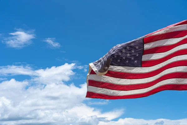 Heiluttaa Yhdysvaltain Lipun Alla Sininen Taivas Tausta — kuvapankkivalokuva