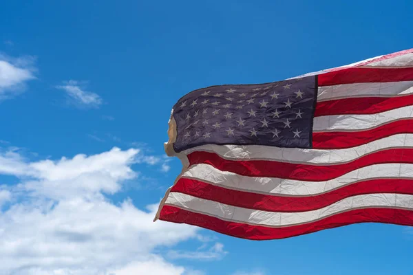 Waving Usa Flag Blå Himmel Baggrund - Stock-foto