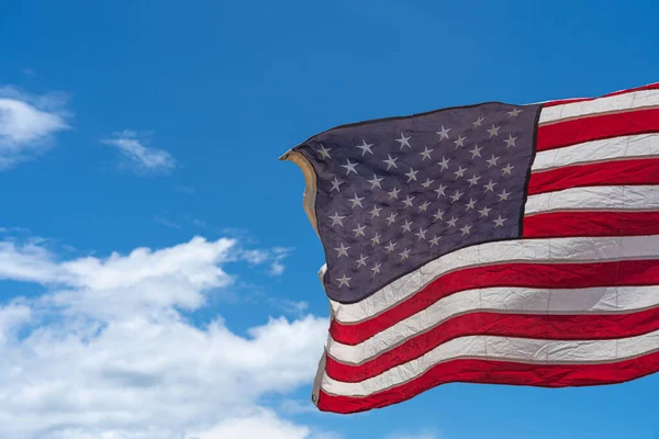Sventolando Bandiera Usa Sotto Sfondo Cielo Blu — Foto Stock