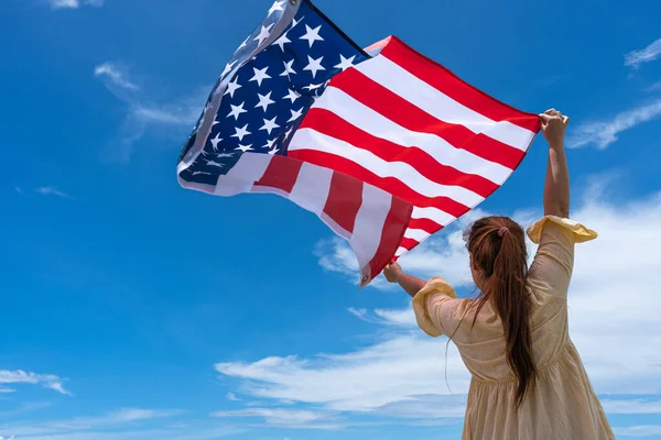 Mujer Pie Sosteniendo Bandera Bajo Cielo Azul —  Fotos de Stock