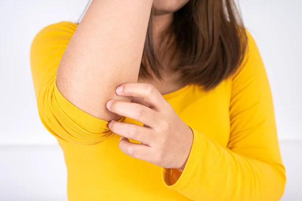 Donna Graffiare Braccio Sfondo Bianco Con Spazio Copia Medicina Sanità — Foto Stock