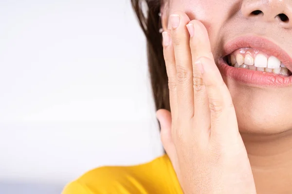 Mulher Que Sofre Dor Dente Mão Tocando Dente Sabedoria Dental — Fotografia de Stock