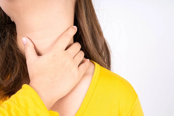 甲状腺結節に触れる女性の手 広告コンセプトのための医療 — ストック写真