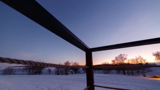 El tiempo se agota de día y de noche. El paisaje invernal cubierto de nieve. — Vídeo de stock