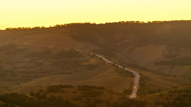 Tempo di scadenza. La strada sale. Auto stradali sulla strada principale. — Video Stock