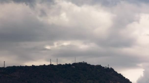 云彩笼罩高山 天空戏剧化 — 图库视频影像