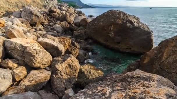 Stenen Kliffen Oceaangolven Oceaanlandschap Bovenaanzicht Vanuit Lucht — Stockvideo