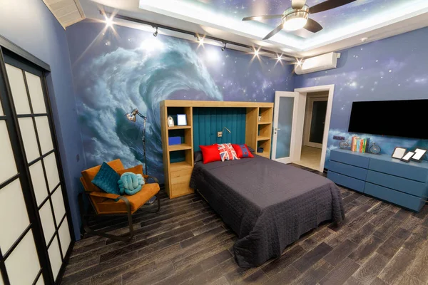 子供部屋のインテリア 赤青のトーンでティーンエイジャーの部屋 モダンなデザイン 思慮深いインテリアの詳細 ベッド ふくらはぎ テレビ レビューの部屋 — ストック写真