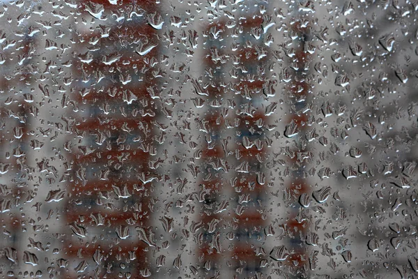 Regentropfen Auf Einer Fensterscheibe Tropfen Fließen Nach Unten Bewölkt Regnet — Stockfoto