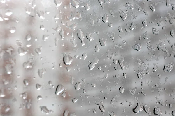 Regentropfen Auf Einer Fensterscheibe Tropfen Fließen Nach Unten Bewölkt Regnet — Stockfoto