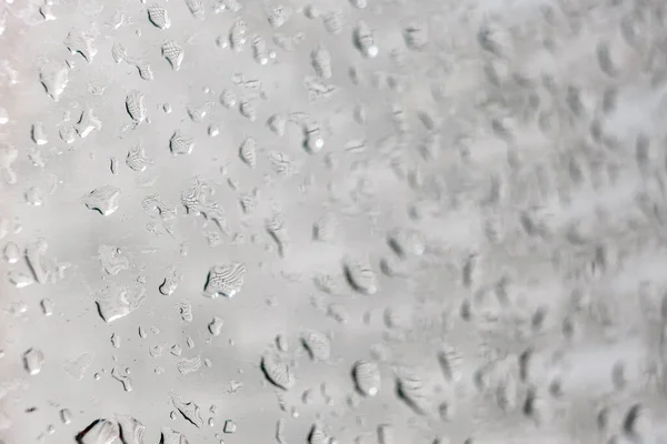 Regentropfen Auf Einer Fensterscheibe Tropfen Fließen Nach Unten Bewölkt Regnet — Stockfoto