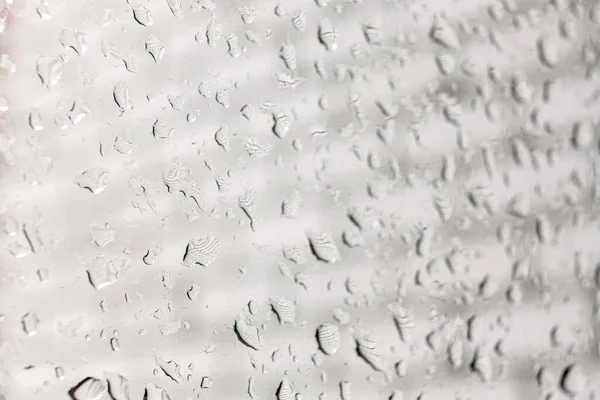 Regentropfen Auf Einer Fensterscheibe Tropfen Fließen Nach Unten Bewölkt Regnet — Stockfoto