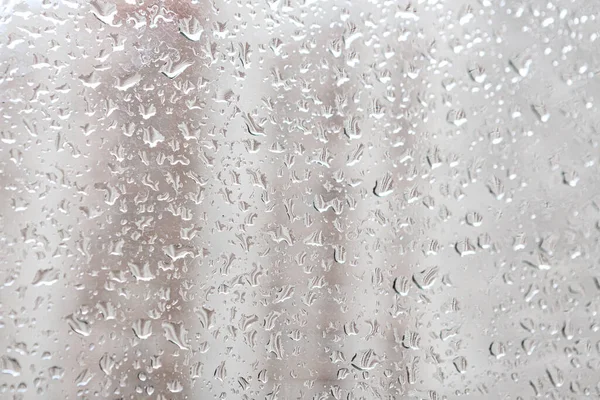 Regentropfen Auf Einer Fensterscheibe Tropfen Fließen Nach Unten Bewölkt Regnet Stockbild