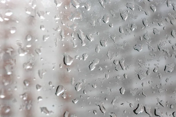 Regentropfen Auf Einer Fensterscheibe Tropfen Fließen Nach Unten Bewölkt Regnet Stockbild