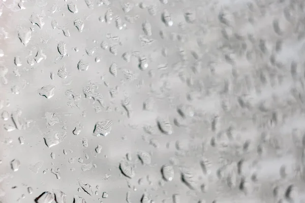 Regentropfen Auf Einer Fensterscheibe Tropfen Fließen Nach Unten Bewölkt Regnet Stockbild